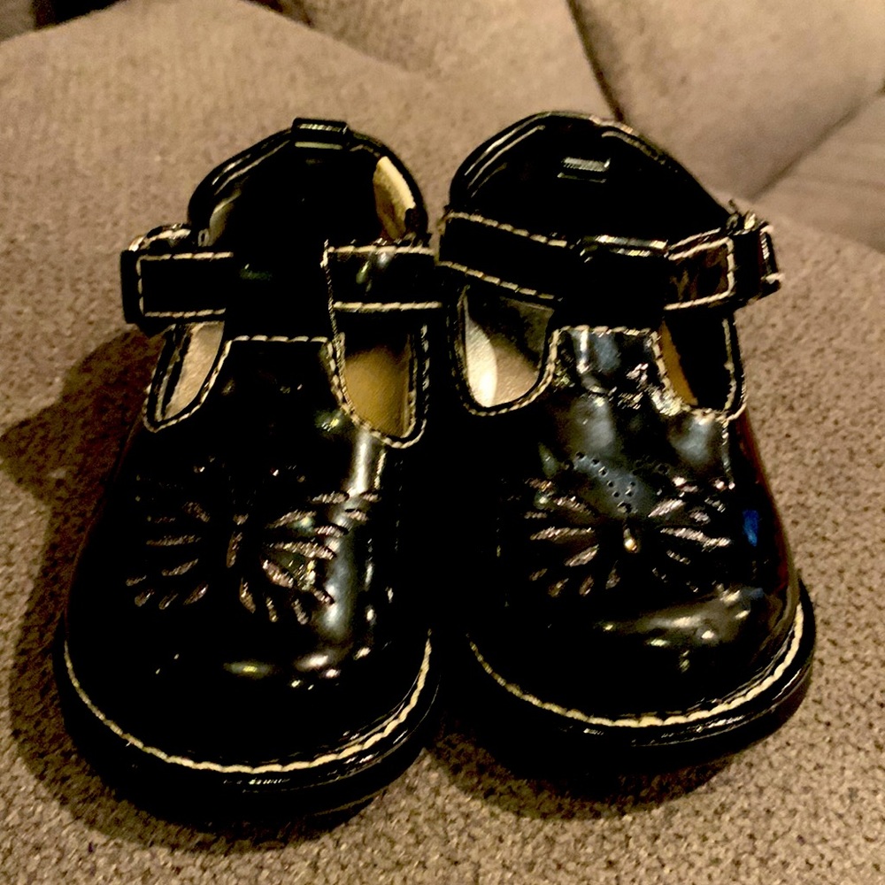 Toddler girl’s shoes